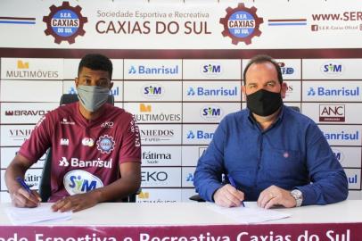 O Caxias anunciou neste sábado (5) a contratação do zagueiro Érik, de 24 anos. O atleta estava atuando pelo Veranópolis. <!-- NICAID(14585632) -->