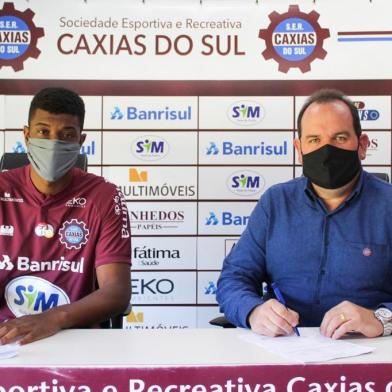 O Caxias anunciou neste sábado (5) a contratação do zagueiro Érik, de 24 anos. O atleta estava atuando pelo Veranópolis. <!-- NICAID(14585632) -->