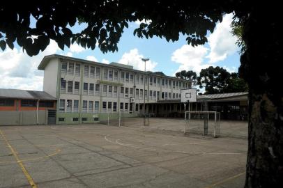  CAXIAS DO SUL, RS, BRASIL, 13/02/2020Escola Estadual de Ensino Médio Alexandre Zattera, no bairro Desvio Rizzo, em Caxias do Sul, terá R$ 1 milhão no ano para investir em uniformes, materiais e infraestrutura por ter aderido ao modelo Escola Cívico-Militar. Prioridade é novo telhado.(Lucas Amorelli/Agência RBS)<!-- NICAID(14418142) -->