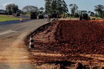  BARRA DO RIBEIRO, RS, BRASIL - 04.09.2020 - Obras entre os km 310 e 340 da BR-116, em Barra do Ribeiro. (Foto: Marco Favero/Agencia RBS<!-- NICAID(14585306) -->