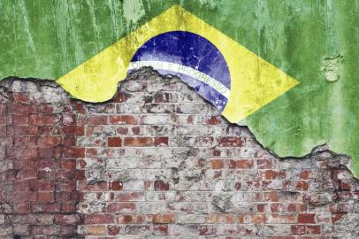  Bandeira do Brasil, sobre muro. Foto: Eyematrix   /  stock.adobe.comFonte: 89414529<!-- NICAID(14518409) -->