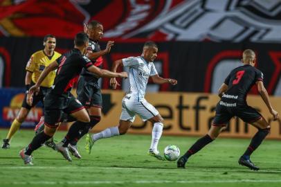 Gremio x Atletico-GORS - FUTEBOL/CAMPEONATO BRASILEIRO 2020 /GREMIO X ATLETICO-GO - ESPORTES - Lance da partida entre Atletico-GO e Gremio disputada na noite deste domingo, no EstÃ¡dio OlÃ­mpico, em Goiania, em partida valida pela Campeonato Brasileiro 2020. FOTO: LUCAS UEBEL/GREMIO FBPAEditoria: SPOIndexador: Lucas UebelSecao: futebolFonte: Gremio.netFotógrafo: Gremio x Atletico-GO<!-- NICAID(14585939) -->