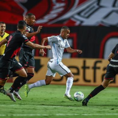 Gremio x Atletico-GORS - FUTEBOL/CAMPEONATO BRASILEIRO 2020 /GREMIO X ATLETICO-GO - ESPORTES - Lance da partida entre Atletico-GO e Gremio disputada na noite deste domingo, no EstÃ¡dio OlÃ­mpico, em Goiania, em partida valida pela Campeonato Brasileiro 2020. FOTO: LUCAS UEBEL/GREMIO FBPAEditoria: SPOIndexador: Lucas UebelSecao: futebolFonte: Gremio.netFotógrafo: Gremio x Atletico-GO<!-- NICAID(14585939) -->