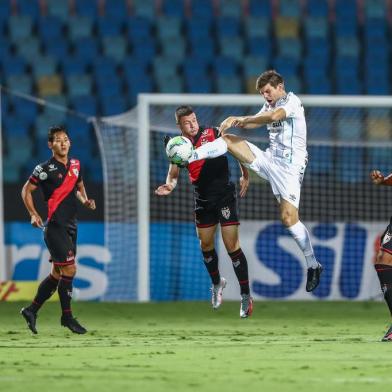 Gremio x Atletico-GORS - FUTEBOL/CAMPEONATO BRASILEIRO 2020 /GREMIO X ATLETICO-GO - ESPORTES - Lance da partida entre Atletico-GO e Gremio disputada na noite deste domingo, no EstÃ¡dio OlÃ­mpico, em Goiania, em partida valida pela Campeonato Brasileiro 2020. FOTO: LUCAS UEBEL/GREMIO FBPAEditoria: SPOIndexador: Lucas UebelSecao: futebolFonte: Gremio.netFotógrafo: Gremio x Atletico-GO<!-- NICAID(14585947) -->