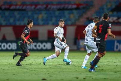 Gremio x Atletico-GORS - FUTEBOL/CAMPEONATO BRASILEIRO 2020 /GREMIO X ATLETICO-GO - ESPORTES - Lance da partida entre Atletico-GO e Gremio disputada na noite deste domingo, no EstÃ¡dio OlÃ­mpico, em Goiania, em partida valida pela Campeonato Brasileiro 2020. FOTO: LUCAS UEBEL/GREMIO FBPAEditoria: SPOIndexador: Lucas UebelSecao: futebolFonte: Gremio.netFotógrafo: Gremio x Atletico-GO<!-- NICAID(14585942) -->