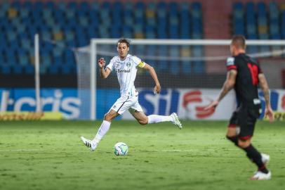 Gremio x Atletico-GORS - FUTEBOL/CAMPEONATO BRASILEIRO 2020 /GREMIO X ATLETICO-GO - ESPORTES - Lance da partida entre Atletico-GO e Gremio disputada na noite deste domingo, no EstÃ¡dio OlÃ­mpico, em Goiania, em partida valida pela Campeonato Brasileiro 2020. FOTO: LUCAS UEBEL/GREMIO FBPAEditoria: SPOIndexador: Lucas UebelSecao: futebolFonte: Gremio.netFotógrafo: Gremio x Atletico-GO<!-- NICAID(14585948) -->