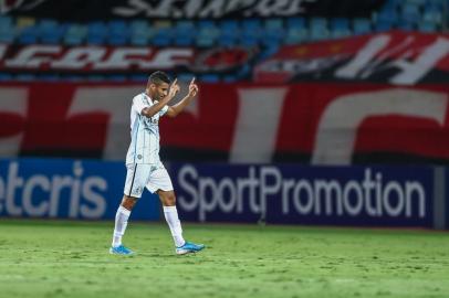 Gremio x Atletico-GORS - FUTEBOL/CAMPEONATO BRASILEIRO 2020 /GREMIO X ATLETICO-GO - ESPORTES - Lance da partida entre Atletico-GO e Gremio disputada na noite deste domingo, no EstÃ¡dio OlÃ­mpico, em Goiania, em partida valida pela Campeonato Brasileiro 2020. FOTO: LUCAS UEBEL/GREMIO FBPAEditoria: SPOIndexador: Lucas UebelSecao: futebolFonte: Gremio.netFotógrafo: Gremio x Atletico-GO<!-- NICAID(14585944) -->