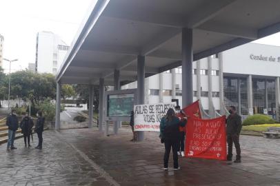 O cronograma de retorno das aulas presenciais levou um grupo de 12 pessoas a protestarem em frente à prefeitura de Caxias do Sul. A reclamação era que as autorizações dos governos estadual e municipal acontecem ainda sem um controle da pandemia de coronavírus. As faixas destacavam que aulas se recuperam, mas vidas não.<!-- NICAID(14586116) -->