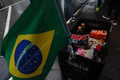  CAXIAS DO SUL, RS, BRASIL (07/09/2020)Sem Desfile da Semana da Pátria, cancelado em virtude da pandemia de coronavírus, a prefeitura de Caxias do Sul realiza na segunda-feira (7) um drive-thru solidário.Estão sendo arrecadados, na Praça Dante Alighieri, alimentos não perecíveis e produtos de higiene para o Banco de Alimentos. Os carros podem acessar o drive-thru pelas ruas Sinimbu e Dr. Montaury e dispersar pelas ruas Sinimbu e Marquês do Herval. A ação ocorre das 9h às 12h. (Antonio Valiente/Agência RBS)<!-- NICAID(14586061) -->