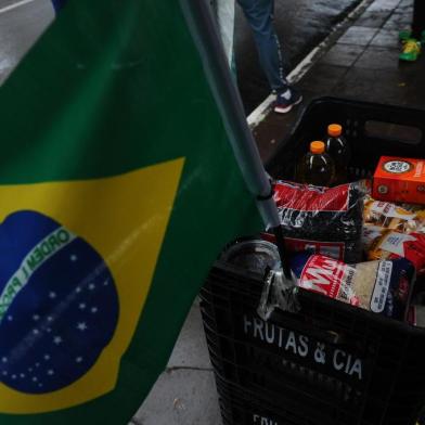  CAXIAS DO SUL, RS, BRASIL (07/09/2020)Sem Desfile da Semana da Pátria, cancelado em virtude da pandemia de coronavírus, a prefeitura de Caxias do Sul realiza na segunda-feira (7) um drive-thru solidário.Estão sendo arrecadados, na Praça Dante Alighieri, alimentos não perecíveis e produtos de higiene para o Banco de Alimentos. Os carros podem acessar o drive-thru pelas ruas Sinimbu e Dr. Montaury e dispersar pelas ruas Sinimbu e Marquês do Herval. A ação ocorre das 9h às 12h. (Antonio Valiente/Agência RBS)<!-- NICAID(14586061) -->