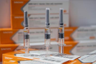 A Sinovac Biotech LTD vaccine candidate for COVID-19 coronavirus is on display at the China International Fair for Trade in Services (CIFTIS) in Beijing on September 6, 2020. (Photo by NOEL CELIS / AFP) - vacina Sinovac chinesa contra o coronavírus covid-19<!-- NICAID(14586214) -->