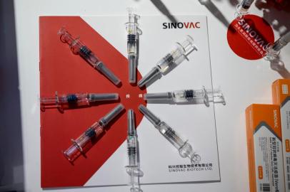 A Sinovac Biotech LTD vaccine candidate for COVID-19 coronavirus is on display at the China International Fair for Trade in Services (CIFTIS) in Beijing on September 6, 2020. (Photo by NOEL CELIS / AFP) -  vacina Sinovac chinesa contra o coronavírus covid-19<!-- NICAID(14586213) -->