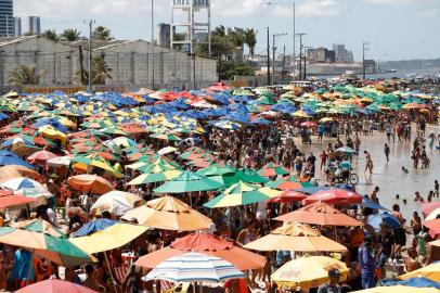 Banhistam lotam praia no Recife neste feriadoPE - FERIADO/PRAIA/RECIFE - GERAL - Banhistas lotam a praia do Pina, na zona sul do Recife, nesta segunda-feira de feriado de   7 de setembro. Em meio à pandemia de covid-19, as autoridades recomendam o distanciamento    social e uso de máscaras, o que não é visto no local.    07/09/2020 - Foto: BRUNO SILVA/PHOTOPRESS/ESTADÃO CONTEÚDOEditoria: GERALLocal: RECIFEIndexador: BRUNO SILVAFonte: PHOTOPRESSFotógrafo: PHOTOPRESS<!-- NICAID(14586280) -->