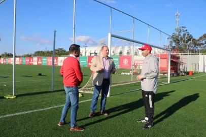  Rodrigo Caetano, Alessandro Barcelos e Eduardo Coudet, em conversa no CT Parque Gigante<!-- NICAID(14586403) -->