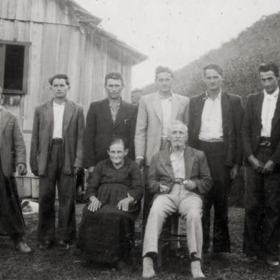 Santa Lúcia do Piaí, anos 1950: os pioneiros Angelo Viganó e Domenica Degregori com os filhos homens. Da esquerda para a direita estão João, Constantino Viganó, Israel, Ambrósio, Valentim, Julio e David<!-- NICAID(14586132) -->