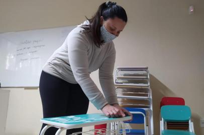 Em São Marcos, aulas presenciais serão retomadas nesta terça-feira à tarde. Nas fotos, na escola Pintando o Sete, uma equipe de monitoras preparava as salas de aulas.<!-- NICAID(14586614) -->