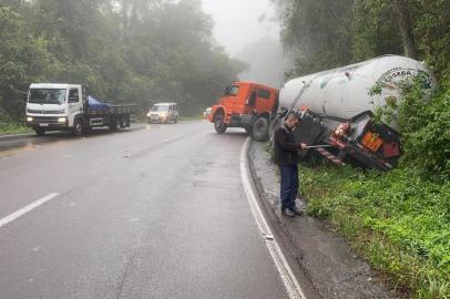 Acidente com caminhão bloqueia RS-122, entre Farroupilha e São Vendelino<!-- NICAID(14586635) -->