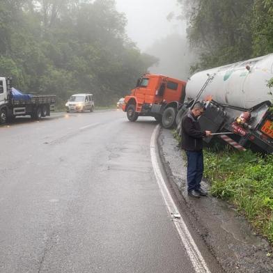 Acidente com caminhão bloqueia RS-122, entre Farroupilha e São Vendelino<!-- NICAID(14586635) -->