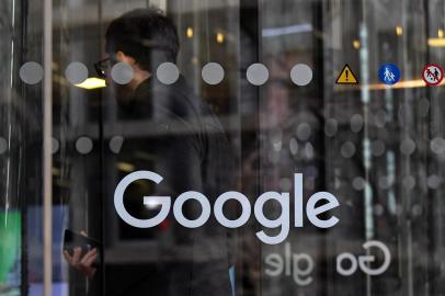 A visitor enters the the offices of Google in London on January 18, 2019. (Photo by Ben STANSALL / AFP)<!-- NICAID(13929937) -->