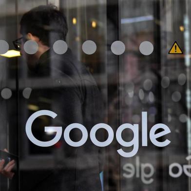 A visitor enters the the offices of Google in London on January 18, 2019. (Photo by Ben STANSALL / AFP)<!-- NICAID(13929937) -->