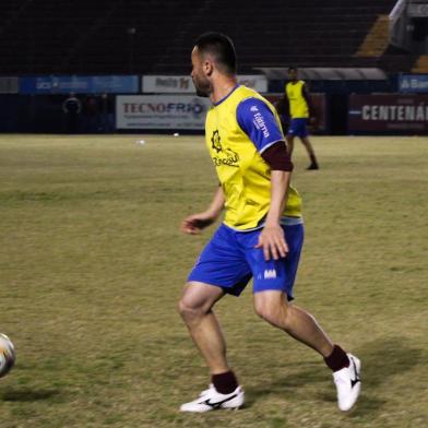 Caxias realiza treino noturno antes do primeiro jogo da final do Gauchão, contra o Grêmio. NA FOTO: Volante Juliano<!-- NICAID(14576139) -->