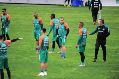  CAXIAS DO SUL, RS, BRASIL, 03/09/2020. Treino do Juventude no estádio Alfredo Jaconi. O treino foi encoberto por uma densa neblina (cerração). Na foto, técnico Pintado. (Porthus Junior/Agência RBS)<!-- NICAID(14583754) -->