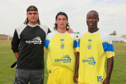  Jogo treino entre Novo Hamburgo X  Pelotas no estádio do Vale em Novo Hamburgo.Na FOTO 4560: Martín Góngora (URU), Walter Guglielmone o Guly (URU) e Agostin Soares o Nconco (Guine Bissau)FOTOS: RICARDO FUCHS/ESPECIAL<!-- NICAID(7816463) -->