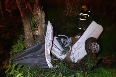 Três jovens morrem após carro bater contra árvore em Candelária