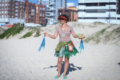  CAPÃO DA CANOA, RS, BRASIL - 11/02/2019 - Karina Signori, 44 anos, mais conhecida pelo seu personagem Recicleide. Há 19 anos, todo o verão ela cumpre o rito de ir até a praia e conversar com as pessoas sobre a importância da melhor destinação dos lixos na região. Cantando músicas acompanhadas de um batuque em seu pandeiro, ela percorre as praias do Rio Grande do SulIndexador: ISADORA NEUMANN<!-- NICAID(13953381) -->