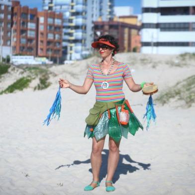  CAPÃO DA CANOA, RS, BRASIL - 11/02/2019 - Karina Signori, 44 anos, mais conhecida pelo seu personagem Recicleide. Há 19 anos, todo o verão ela cumpre o rito de ir até a praia e conversar com as pessoas sobre a importância da melhor destinação dos lixos na região. Cantando músicas acompanhadas de um batuque em seu pandeiro, ela percorre as praias do Rio Grande do SulIndexador: ISADORA NEUMANN<!-- NICAID(13953381) -->