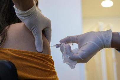  ***FOTO EM BAIXA RESOLUÇÃO***Governador do Estado de São Paulo, João Doria, acompanha aplicação da primeira dose da vacina Coronovac no Hospital das Clínicas de São Paulo.Local: São Paulo/SP. Data: 21/07/2020. Foto: Governo do Estado de São Paulo<!-- NICAID(14550031) -->