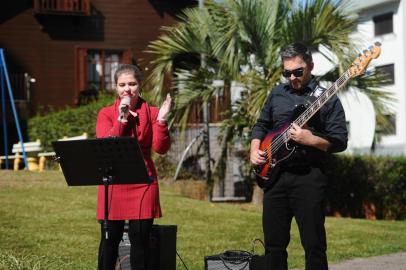  CAXIAS DO SUL, RS, BRASIL (12/04/2020)A imobiliária Prolar, de Caxias do Sul, promoveu uma ação de páscoa levando música ao vivo a 40 condomínios de Caxias do Sul neste domingo. Um dos residenciais a receber o projeto foi o Villa Delle Fontane, no bairro Madureira, onde se apresentaram a cantora Francele Zimmer e o baixista Tiago Andreola. (Antonio Valiente/Agência RBS)<!-- NICAID(14475020) -->