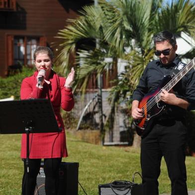  CAXIAS DO SUL, RS, BRASIL (12/04/2020)A imobiliária Prolar, de Caxias do Sul, promoveu uma ação de páscoa levando música ao vivo a 40 condomínios de Caxias do Sul neste domingo. Um dos residenciais a receber o projeto foi o Villa Delle Fontane, no bairro Madureira, onde se apresentaram a cantora Francele Zimmer e o baixista Tiago Andreola. (Antonio Valiente/Agência RBS)<!-- NICAID(14475020) -->