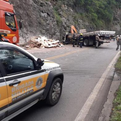 Acidente com caminhão na RS-122, em Flores da Cunha, deixa dois mortos<!-- NICAID(14588500) -->