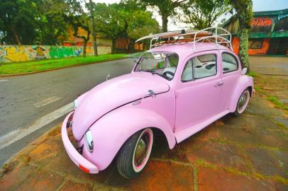  ****EM BAIXA****PORTO ALEGRE, RS, BRASIL, 10/09/2020- Carro cor de rosa chama atenção nas ruas de Porto Alegre. Foto: Lauro Alves /Agencia RBS<!-- NICAID(14588518) -->