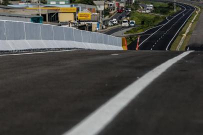  SAPUCAIA DO SUL, RS, BRASIL - 08/09/2020 Novo viaduto da Avenida Theodomiro Porto da Fonseca no km3 da RS-118 deve ser entregue ainda em setembro<!-- NICAID(14587225) -->