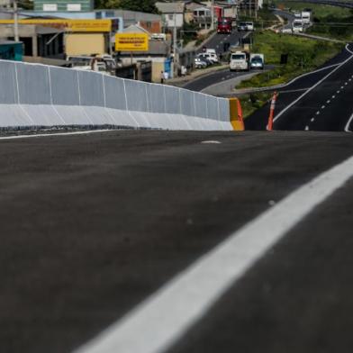  SAPUCAIA DO SUL, RS, BRASIL - 08/09/2020 Novo viaduto da Avenida Theodomiro Porto da Fonseca no km3 da RS-118 deve ser entregue ainda em setembro<!-- NICAID(14587225) -->