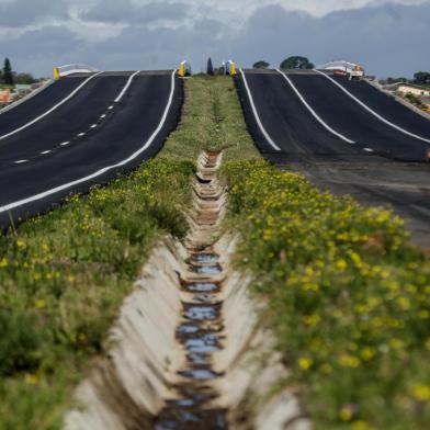  SAPUCAIA DO SUL, RS, BRASIL - 08/09/2020 Novo viaduto da Avenida Theodomiro Porto da Fonseca no km3 da RS-118 deve ser entregue ainda em setembro<!-- NICAID(14587237) -->