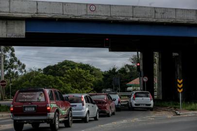  VIAMÃO, RS, BRASIL - 08/09/2020 Novo viaduto ganhou sinaleira. Ela fica no caminho de quem vem da RS-118, por Sapucaia do Sul e quer ingressar na RS-040. (Foto: Marco Favero/Agencia RBS)<!-- NICAID(14587206) -->