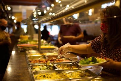  ****EM BAIXA****PORTO ALEGRE, RS, BRASIL,10/09/2020-Self-service de volta aos buffets. Decreto da prefeitura libera, a partir desta quinta-feira, que clientes de restaurantes que operem buffets sirvam os próprios pratos. Até então, os pratos só podiam ser servidos por funcionários. Imagens no Restaurante Imperatore, no bairro Cidade Baixa. Foto: Jefferson Botega / Agencia RBS<!-- NICAID(14588744) -->