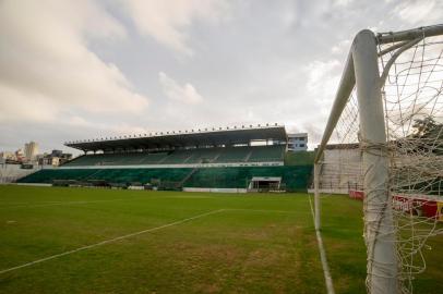  CAXIAS DO SUL, RS, BRASIL 29/04/2016Estádio Alfredo Jaconi recebe os últimos ajustes antes da primeira partida da final do Gauchão 2016. (Felipe Nyland/Agência RBS)Indexador: Felipe Nyland<!-- NICAID(12169269) -->