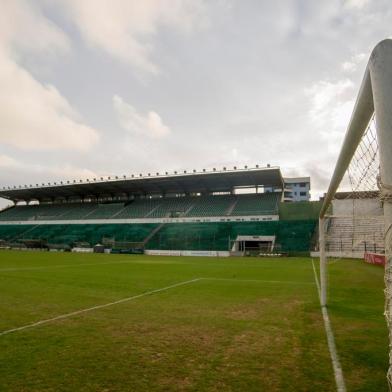  CAXIAS DO SUL, RS, BRASIL 29/04/2016Estádio Alfredo Jaconi recebe os últimos ajustes antes da primeira partida da final do Gauchão 2016. (Felipe Nyland/Agência RBS)Indexador: Felipe Nyland<!-- NICAID(12169269) -->