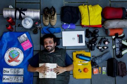  PORTO ALEGRE, RS, BRASIL, 10-09-2020: Marcelo Monti, frei da Ordem dos Frades Menores Capuchinhos, em casa. Ele pretendia caminhar pelo mundo durante 10 anos, mas teve a jornada interrompida pela pandemia. Ha algumas semanas ele esta de volta a Porto Alegre, depois de quase dois anos de caminhada pela America Latina. Ele caminhou por 566 dias e percorreu 9737 quilometros. (Foto: Mateus Bruxel / Agencia RBS)Indexador: Mateus Bruxel<!-- NICAID(14589170) -->