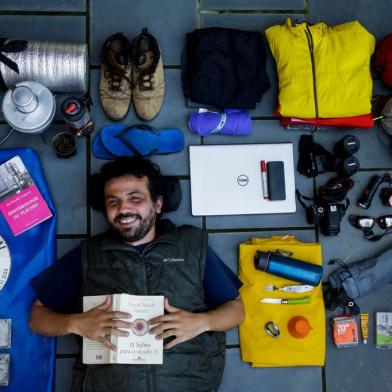  PORTO ALEGRE, RS, BRASIL, 10-09-2020: Marcelo Monti, frei da Ordem dos Frades Menores Capuchinhos, em casa. Ele pretendia caminhar pelo mundo durante 10 anos, mas teve a jornada interrompida pela pandemia. Ha algumas semanas ele esta de volta a Porto Alegre, depois de quase dois anos de caminhada pela America Latina. Ele caminhou por 566 dias e percorreu 9737 quilometros. (Foto: Mateus Bruxel / Agencia RBS)Indexador: Mateus Bruxel<!-- NICAID(14589170) -->