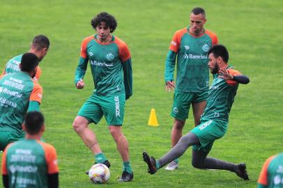  CAXIAS DO SUL, RS, BRASIL, 03/09/2020. Treino do Juventude no estádio Alfredo Jaconi. O treino foi encoberto por uma densa neblina (cerração). (Porthus Junior/Agência RBS)Indexador:                                 <!-- NICAID(14583767) -->