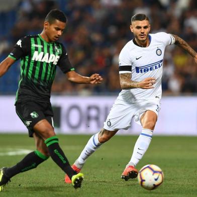  Sassuolos Brazilian defender Rogerio (L) passes the ball past Inter Milans Argentine forward Mauro Icardi during the Italian Serie A football match Sassuolo vs Inter Milan at the Mapei Stadium in Reggio Emilia on August 19, 2018. (Photo by Vincenzo PINTO / AFP)Editoria: SPOLocal: Reggio EmiliaIndexador: VINCENZO PINTOSecao: soccerFonte: AFPFotógrafo: STF<!-- NICAID(14589213) -->