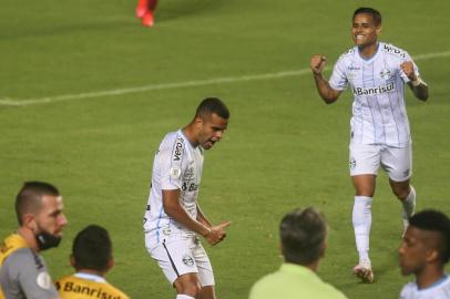 BAHIA X GRÊMIOBA - BAHIA/GREMIO - ESPORTES - Alisson, comemora gol, durante Bahia e Grêmio, realizado nesta quinta-feira (10), em jogo válido pela 9ª rodada do Campeonato Brasileiro 2020, partida realizada no Estádio de Pituaçu, em Salvador, Bahia, Brasil. 10/09/2020 - Foto: TIAGO CALDAS/FOTOARENA/FOTOARENA/ESTADÃO CONTEÚDOEditoria: ESPORTESLocal: SALVADORIndexador: TIAGO CALDASFonte: 1962768Fotógrafo: FOTOARENA<!-- NICAID(14589446) -->