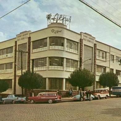 Imagem publicada no blog www.antigosverdeamarelo.blogspot.com. A foto é de 1966, tirada para uma cartão-postal da empresa Tecidos e Artefatos Kalil Sehbe S.A., produtos com a marca Alfred, de Caxias do Sul. Rua Marechal Floriano esquina com Sinimbu. Fundada em 1927. O grupo de empresas chegou a contar com 8 mil funcionários (entre elas as Lojas Alfred, Alfred Nordeste, da Av. Fernandes da Cunha, em Salvador, e Lanifício Sehbe, de Galópolis, além dos Hotéis Alfred). O nome dos proprietários dos veículos que aparecem::: A Jangada vermelha era do Vasco Fanchin :: A Jangada azul era do Ivan Marcon:: O Tufão Rallye 66 verde era do dr. Jorge Sehbe :: O Tufão marron era do Miguel Sehbe:: A Rural era do dr. Nelson Gallas:: O DKW, do Dario Lopes:: O VW azul (Fusca), do Idílio Farina:: O caminhão era uma F 350 da empresa <!-- NICAID(14588609) -->