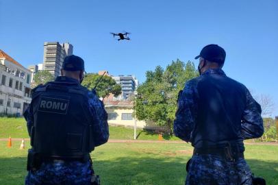 Agentes da Guarda Municipal de Porto Alegre participaram nesta quinta-feira(10) de um treinamento para utilização de drones em atividades da corporação. A aeronave já vinha sendo utilizado em projeto piloto para monitorar eventuais aglomerações em pontos da Capital durante a pandemia, como a Orla do Guaíba. Treze profissionais da Guarda receberam instruções hoje, mas por enquanto, três somente poderão operar o drone. Os outros foram capacitados para saberem em que tipo de ações poderão solicitar apoio da aeronave. Foto: Eduardo Paganella/Agência RBS<!-- NICAID(14589492) -->