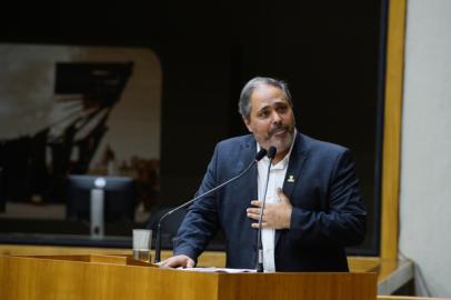 Sessão Solene de outorga da Comenda Porto do Sol ao Jornal Correio do Povo. Na foto: vice-prefeito de Porto Alegre Gustavo Paim.(Foto: Jeannifer Machado/CMPA)